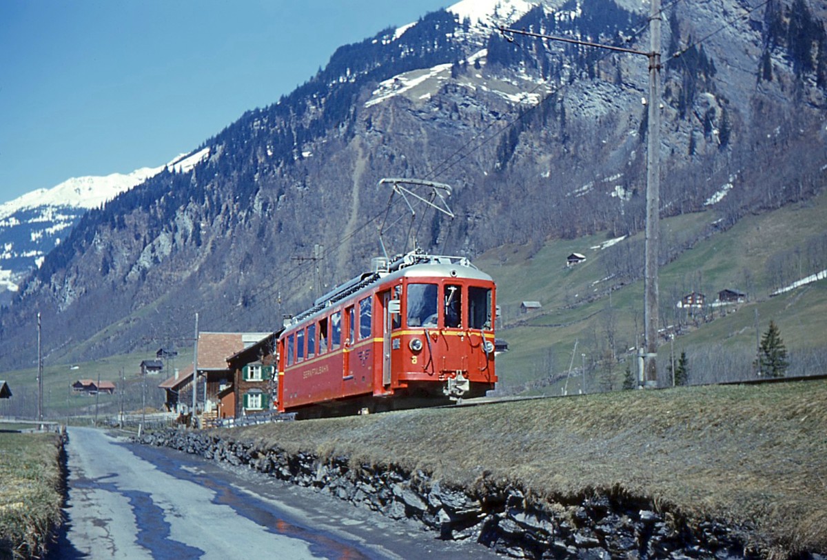 Sernftalbahn, Triebwagen 6 kurz vor der Endstation in Elm, 13.April 1967.