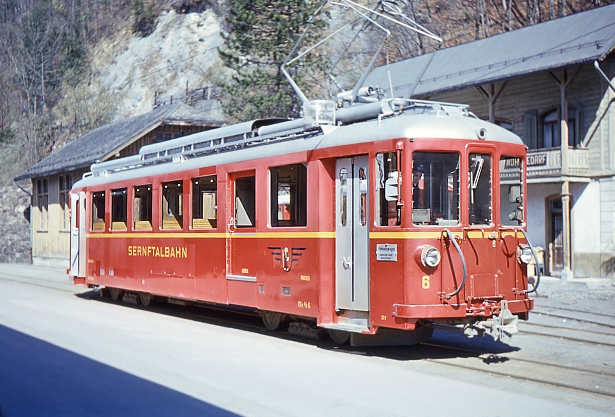 Sernftalbahn, Triebwagen 6 in Schwanden. Trotz Härte hatten die Holzbänke eine gewisse Gemütlichkeit, dank Schlichtheit und Naturfarbe, und die damals üblichen Bilder an den Wänden muteten an wie in der Stube zu Hause. Pantograph leider abgeschnitten, da kann ich nichts mehr machen. Auffällig das völlig unverschmutzte Dach. 13.April 1967.  