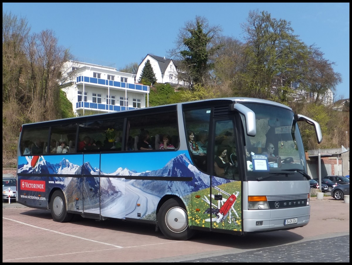 Setra 312 HD von Omniko Reisen aus Deutschland (ex Ruffiner/Schweiz) im Stadthafen Sassnitz.