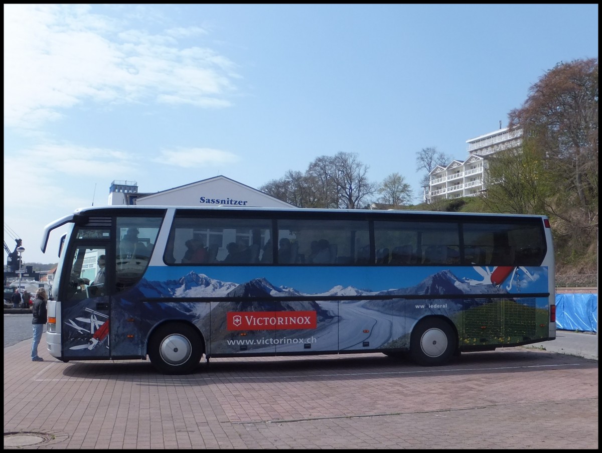 Setra 312 HD von Omniko Reisen aus Deutschland (ex Ruffiner/Schweiz) im Stadthafen Sassnitz.