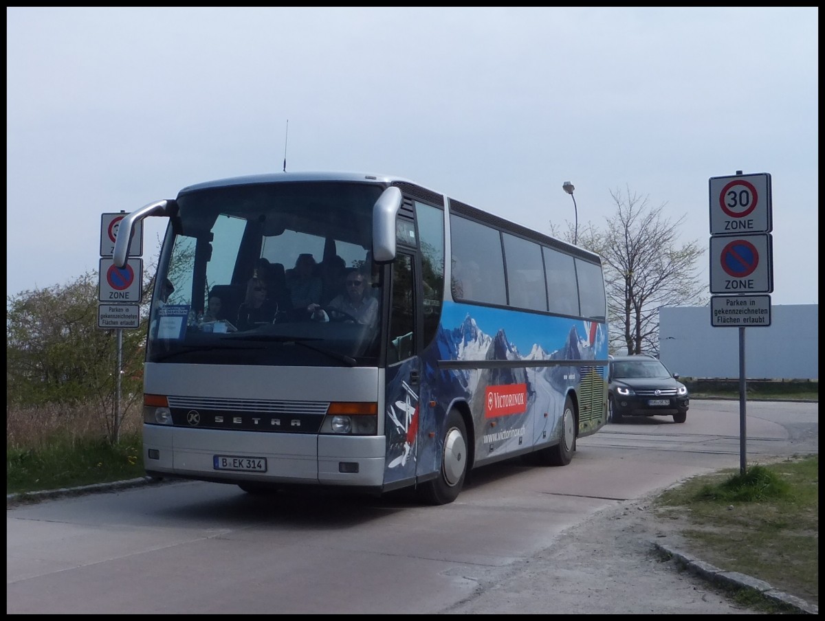 Setra 312 HD von Omniko Reisen aus Deutschland (ex Ruffiner/Schweiz) im Stadthafen Sassnitz.