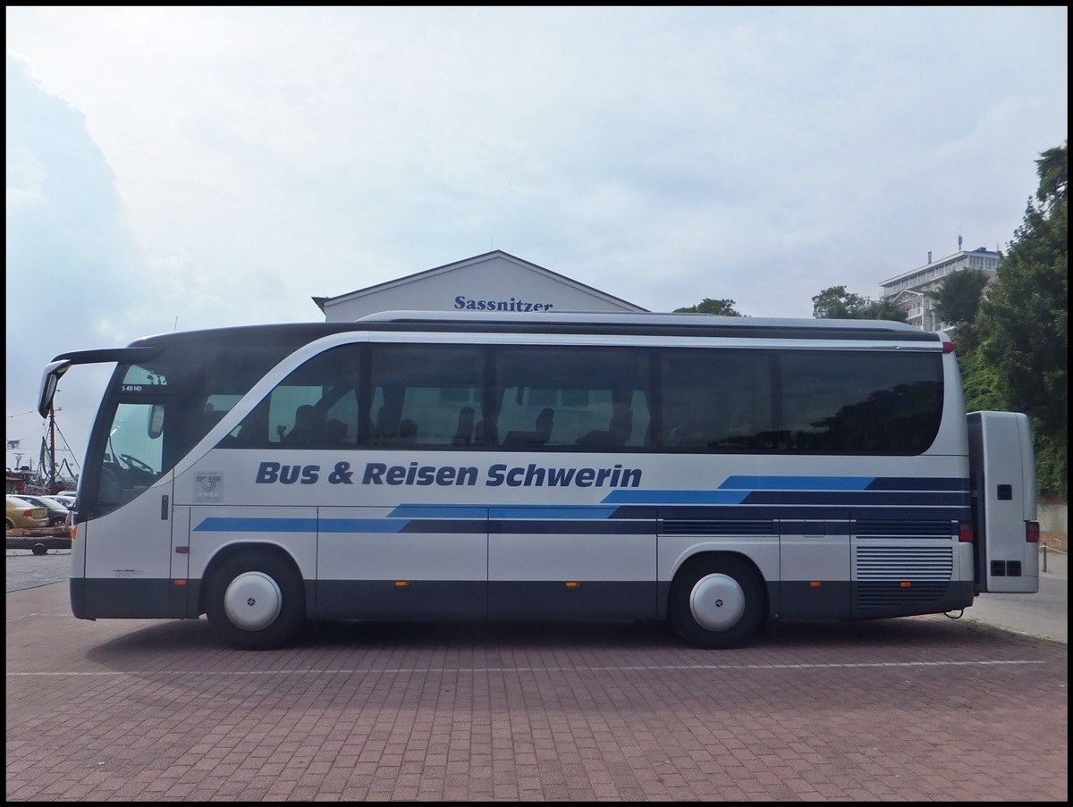 Setra 411 HD von Bus & Reisen Schwerin aus Deutschland im Stadthafen Sassnitz.