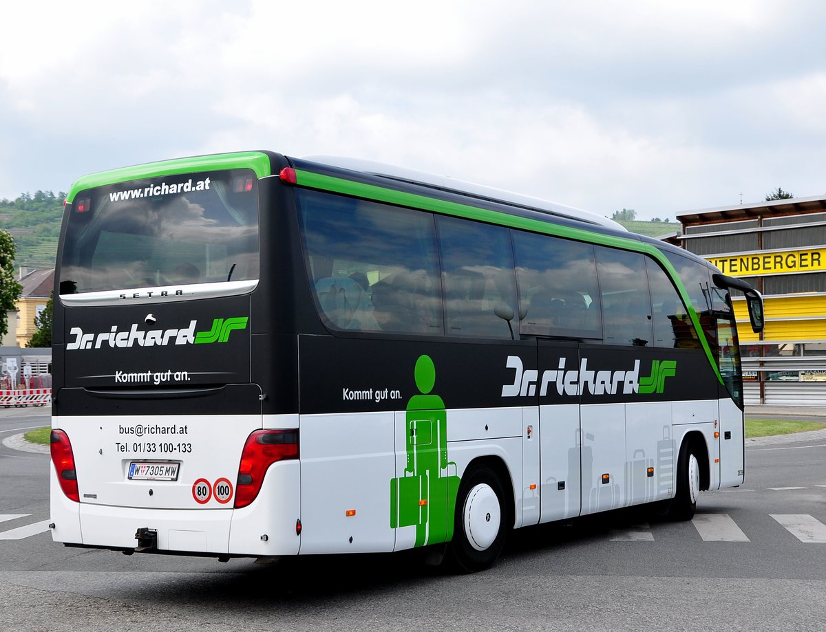 Setra 411 HD von Dr. Richard Reisen aus Wien in Krems gesehen.