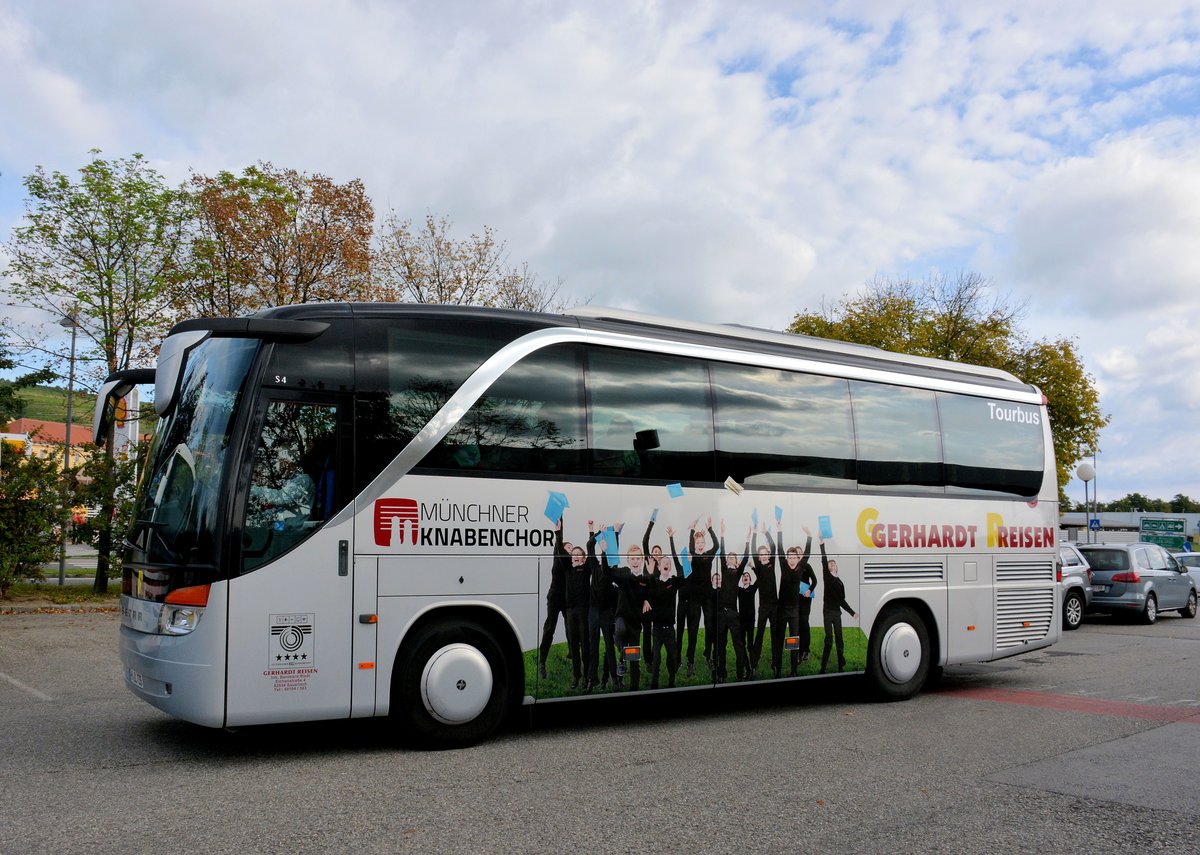 Setra 411 HD von Gerhart Reisen aus der BRD in Krems gesehen.