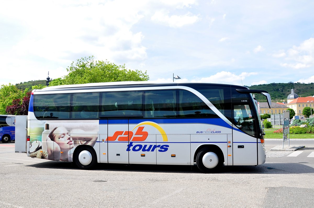 Setra 411 HD von SAB Reisen aus �sterreich in Krems gesehen.
