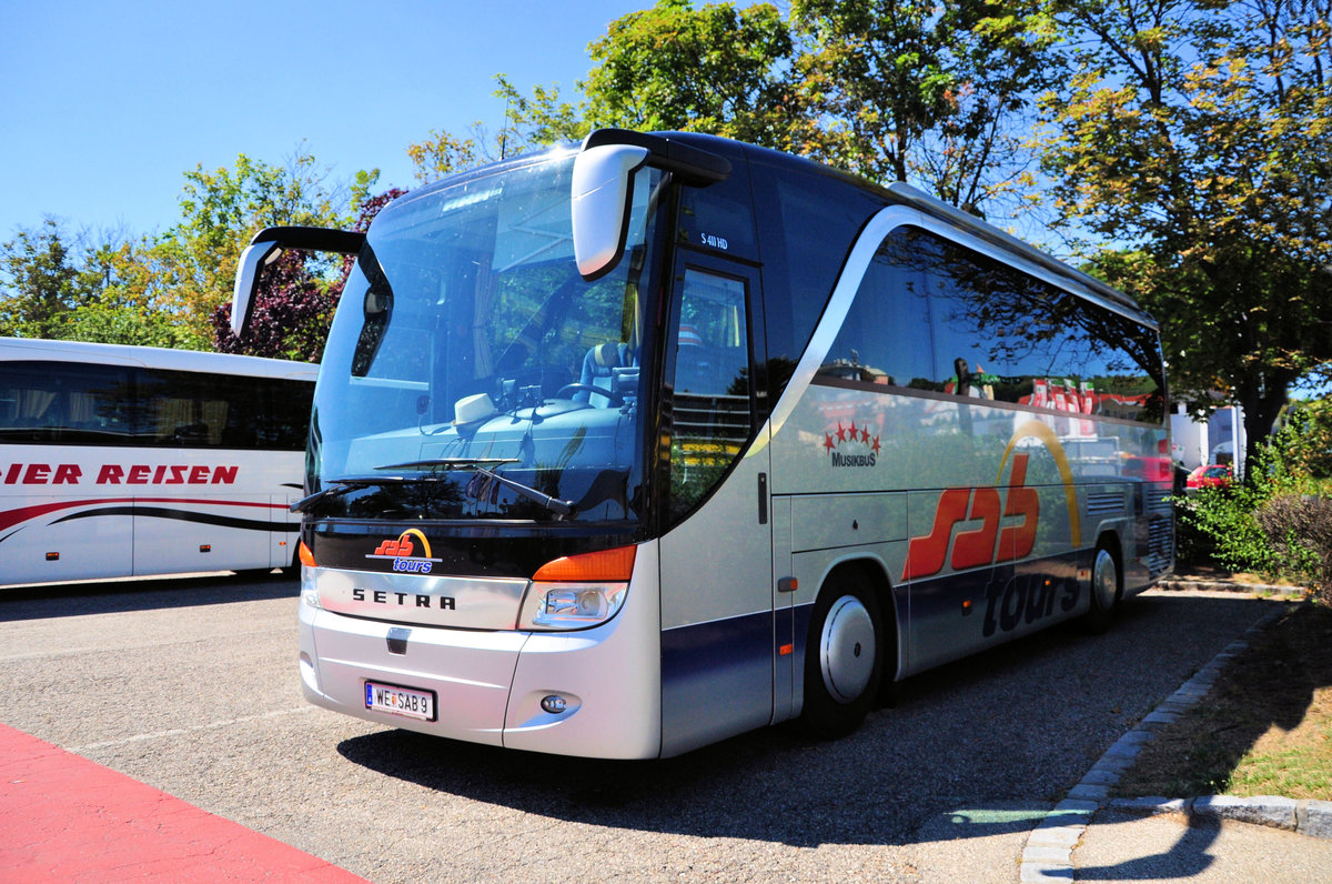 Setra 411 HD von SAB Tours aus Ober�sterreich in Krems gesehen.