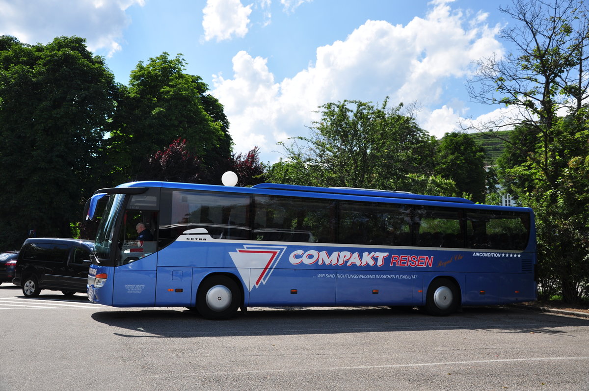 Setra 415 GT von Compact Reisen aus Salzburg in Krems gesehen.