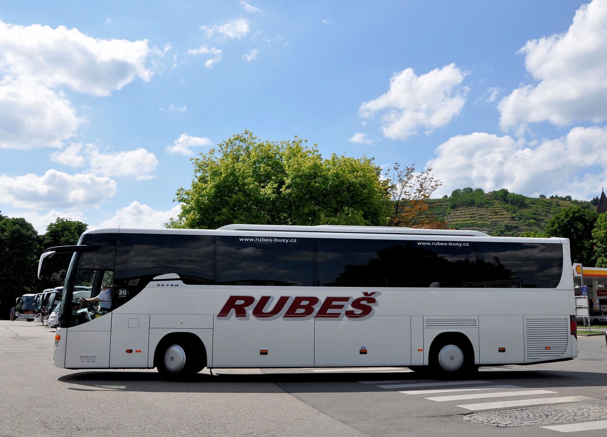 Setra 415 GT-HD von Rubes Reisen aus der CZ im Juni 2015 in Krems gesehen.