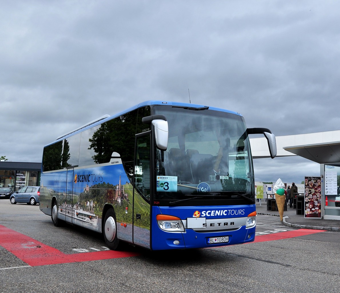 Setra 415 GT-HD von Scenik Tours/Slowakei am 2.6.2013 in Krems an der Donau.