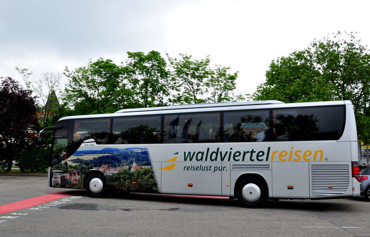 Setra 415 GT-HD von Waldviertel Reisen/Niedersterreich in Krems gesehen.