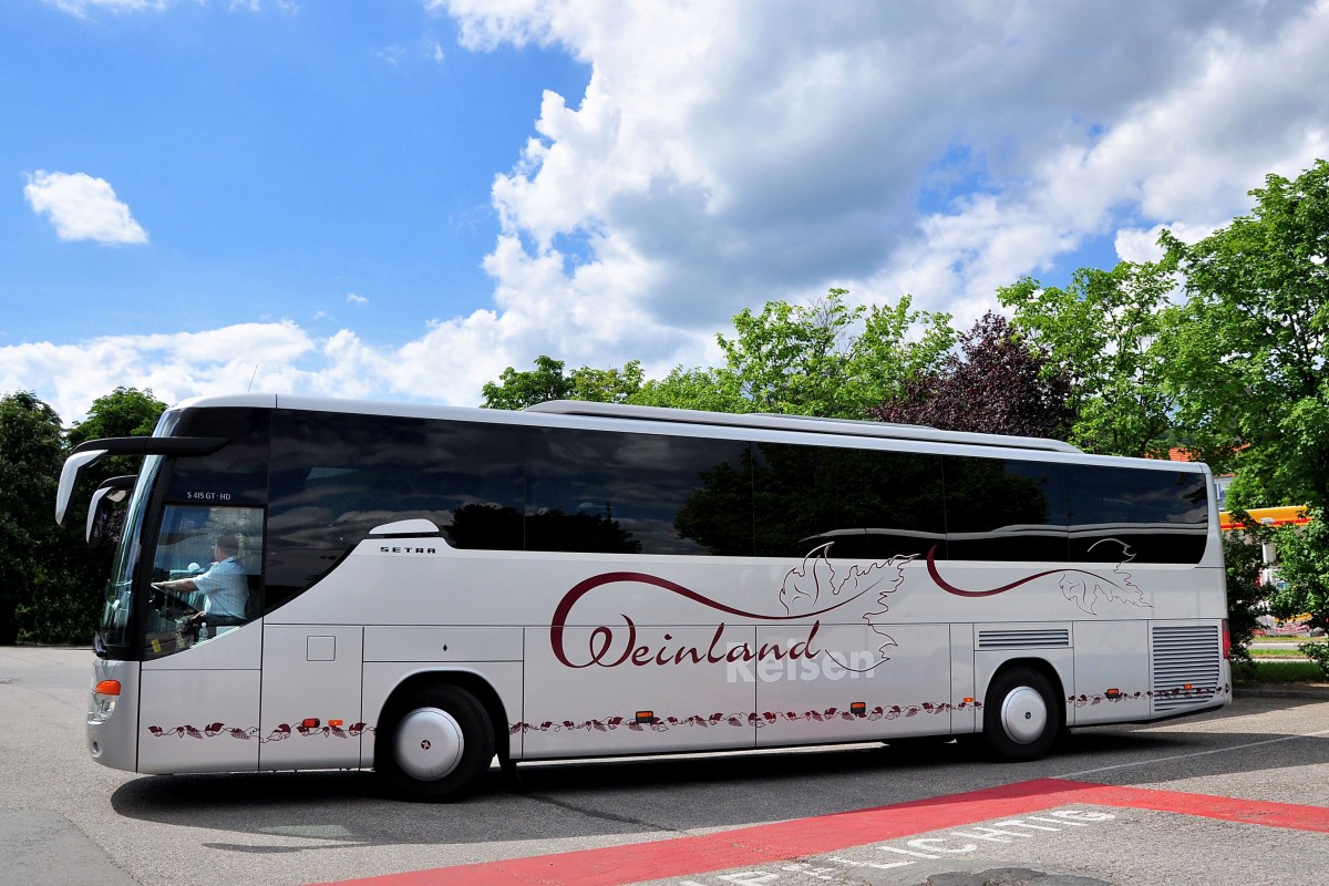 SETRA 415 GT- HD von Weinlandreisen / �sterreich am 22.5.2013 in Krems an der Domau.