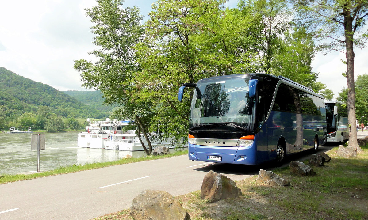 Setra 415 HD aus Polen in D�rnstein bei Krems gesehen.