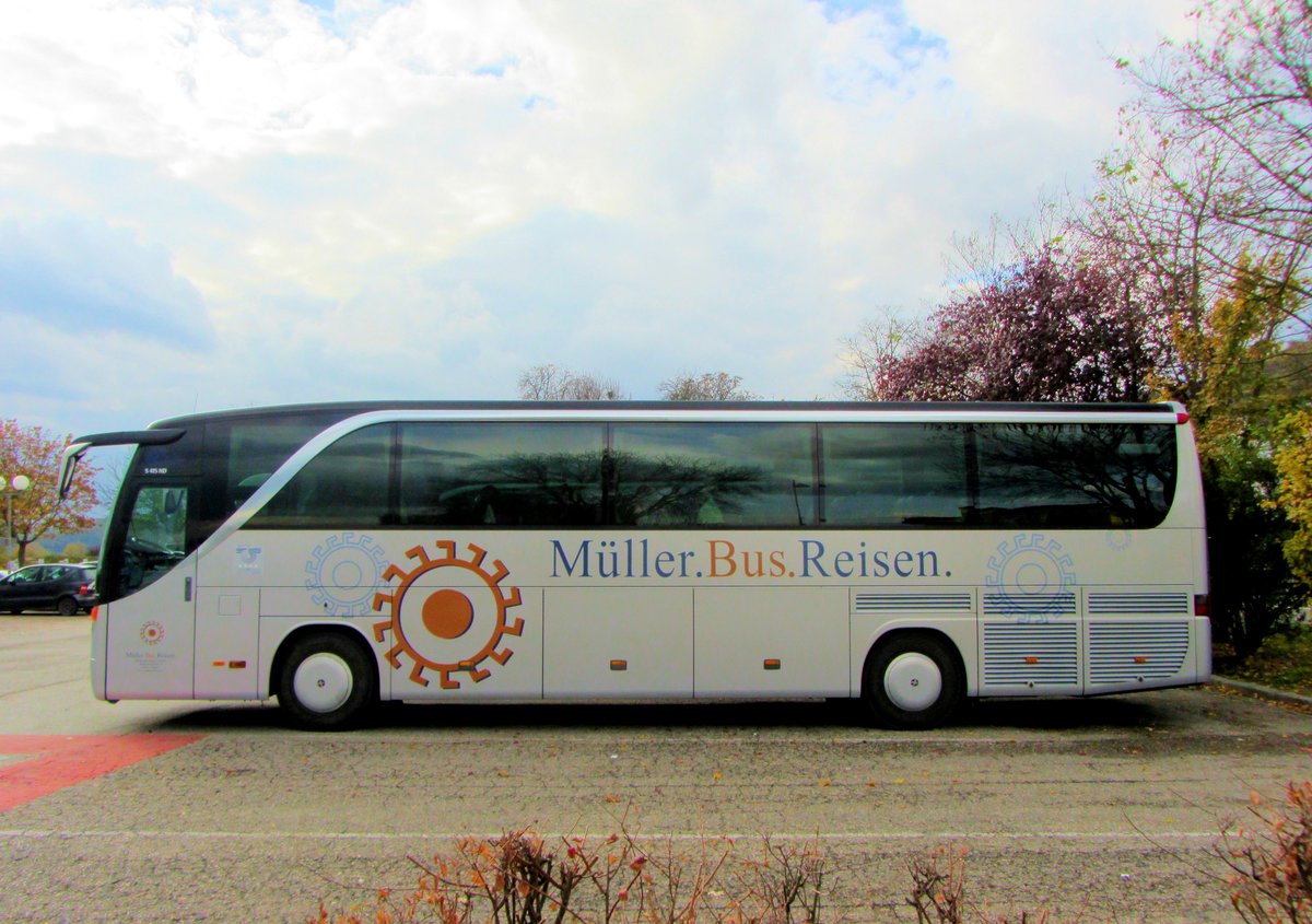 Setra 415 HD von M�ller Busreisen aus der BRD in Krems.