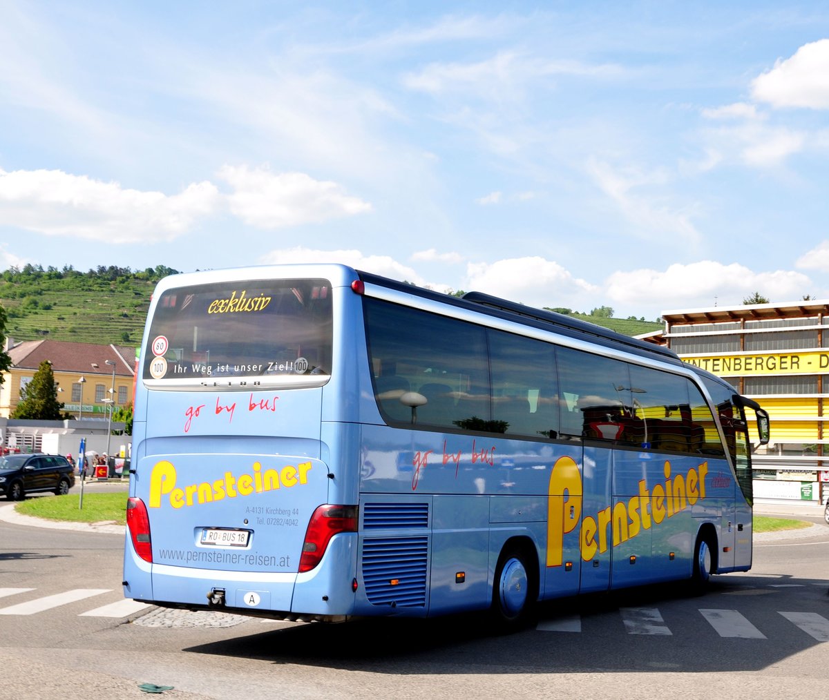 Setra 415 HD von Pernsteiner Reisen aus �sterreich in Krems gesehen.