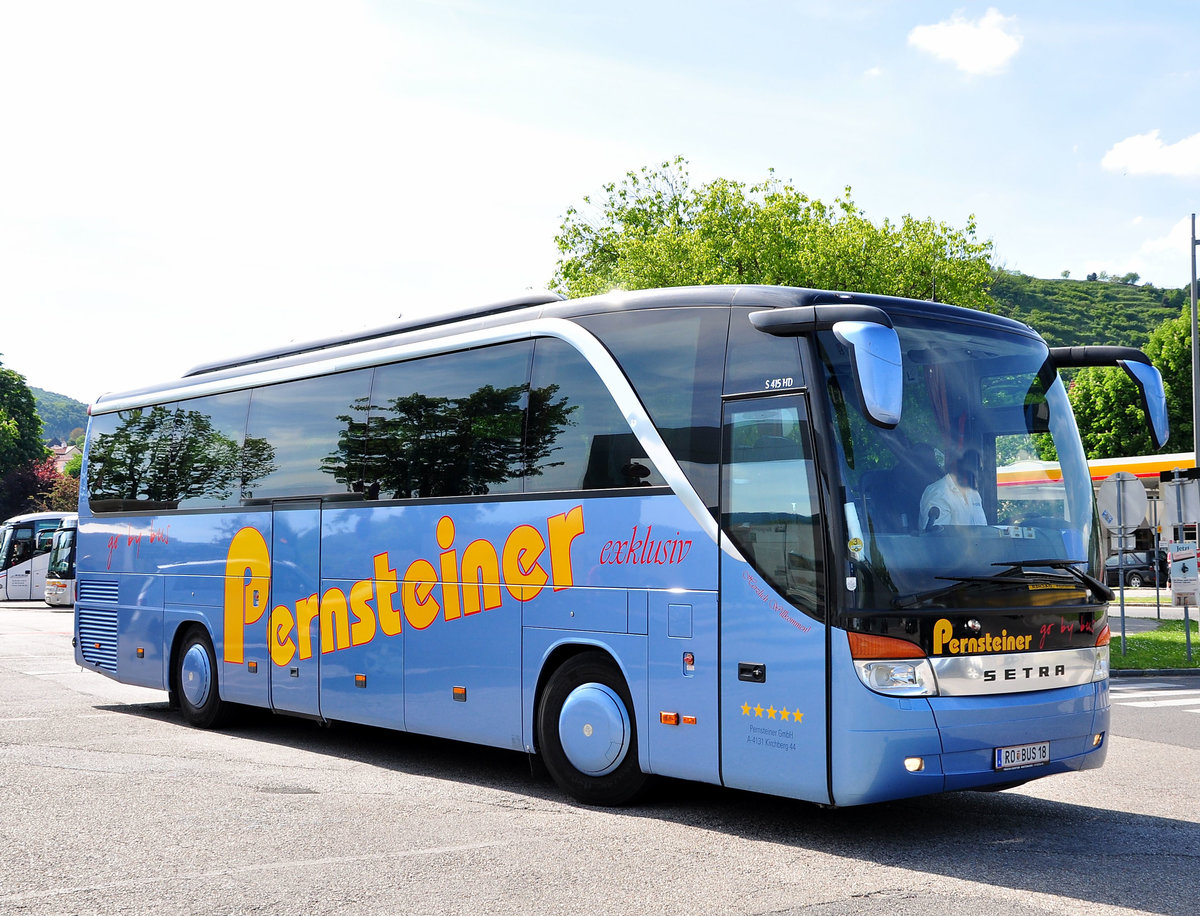 Setra 415 HD von Pernsteiner Reisen aus �sterreich in Krems gesehen.