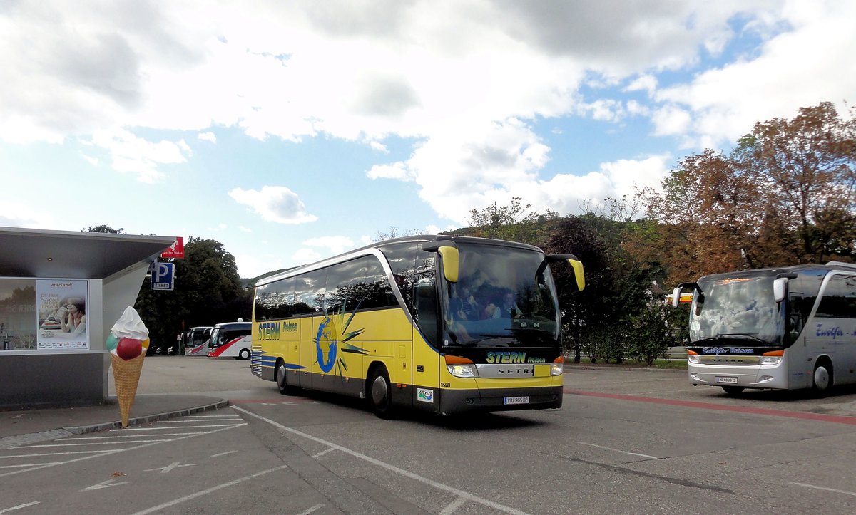 Setra 415 HD von Stern Reisen aus sterreich in Krems gesehen.