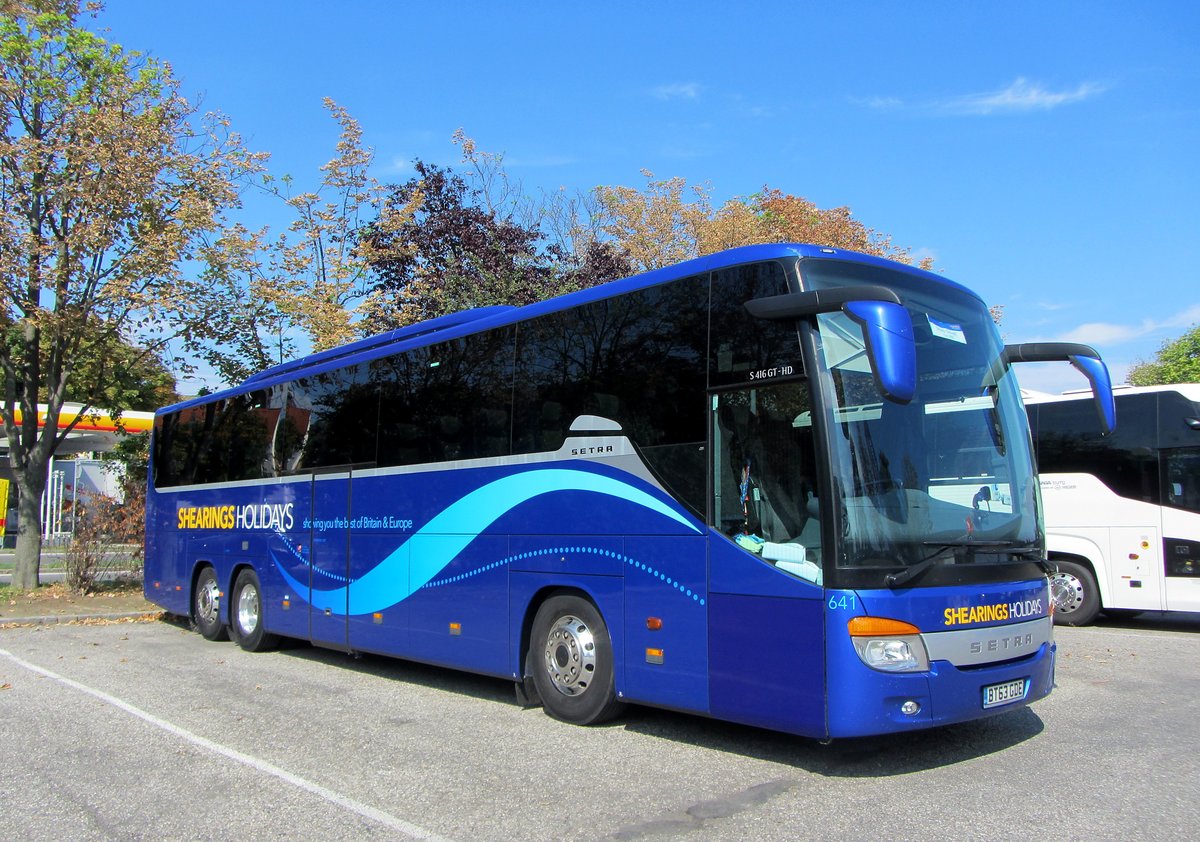 Setra 416 GT-HD von Shearing Holidays aus GB in Krems gesehen.