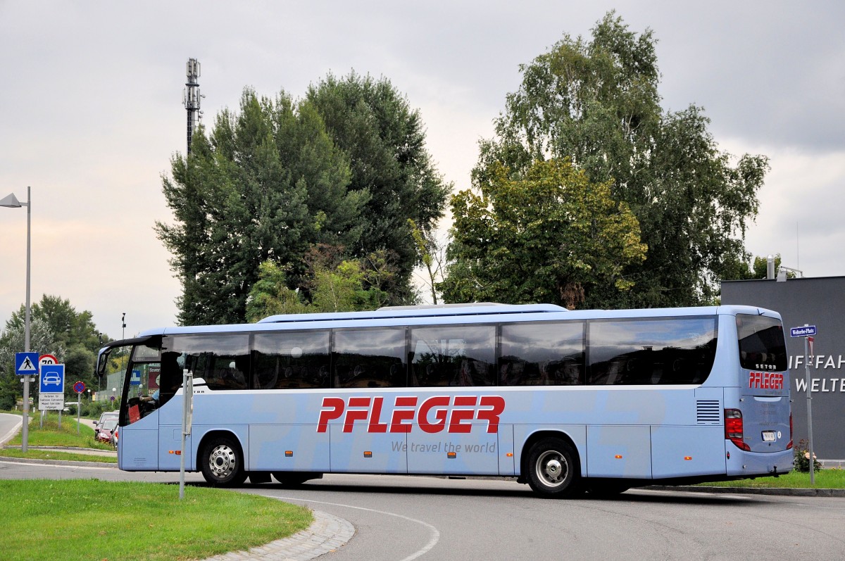 SETRA 416 GT vom Reiseb�ro PFLEGER aus Nieder�sterreich im September 2013 in Krems unterwegs.