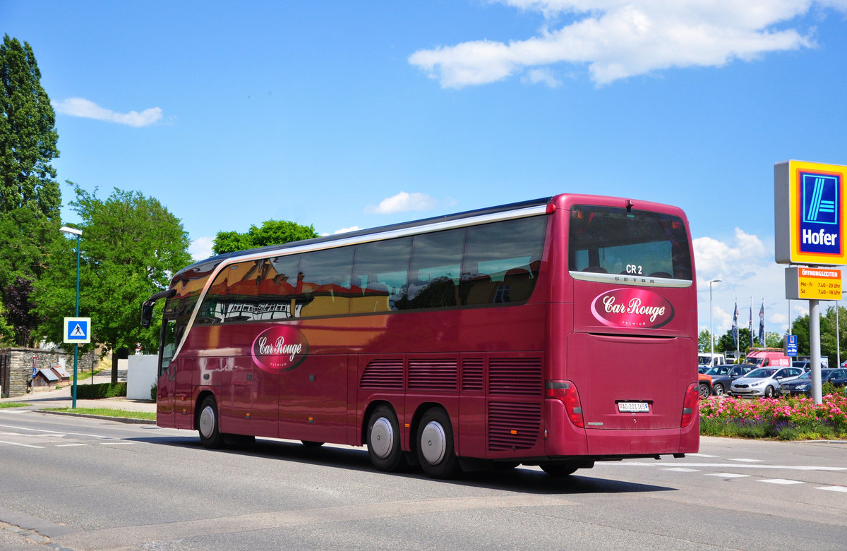 Setra 416 HDH von Car Rouge aus der CH in Krems unterwegs.