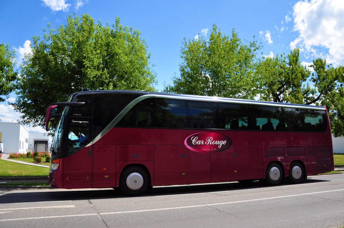 Setra 416 HDH von Car Rouge aus der CH in Krems unterwegs.