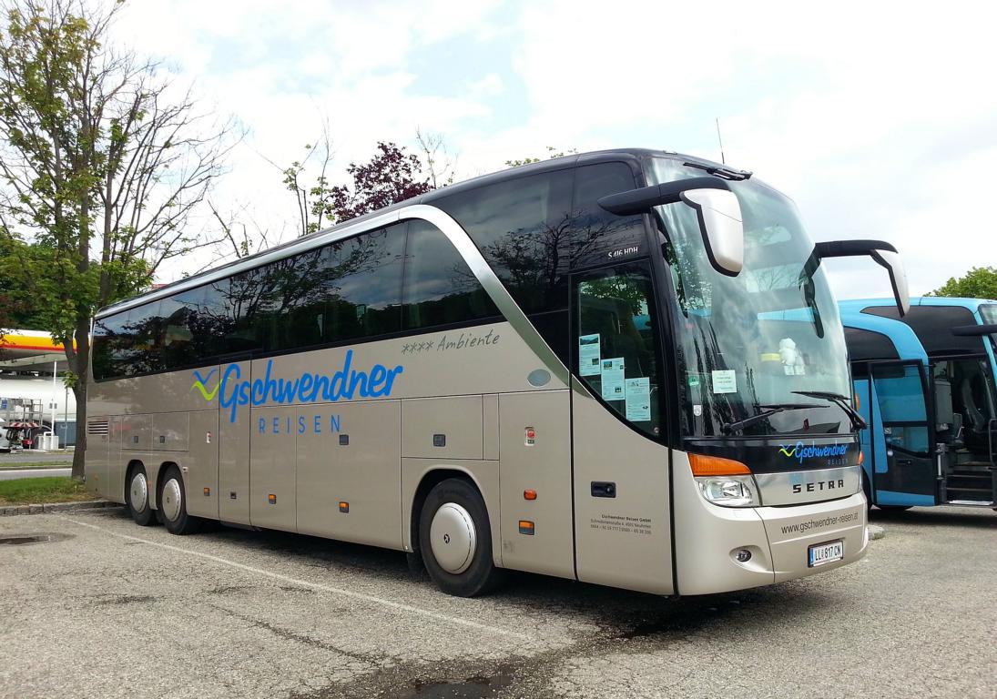 Setra 416 HDH mit  �ppiger Sonderausstattung  vom Reisebusunternehmer GSCHWEDNER aus Ober�sterreich in Krems.