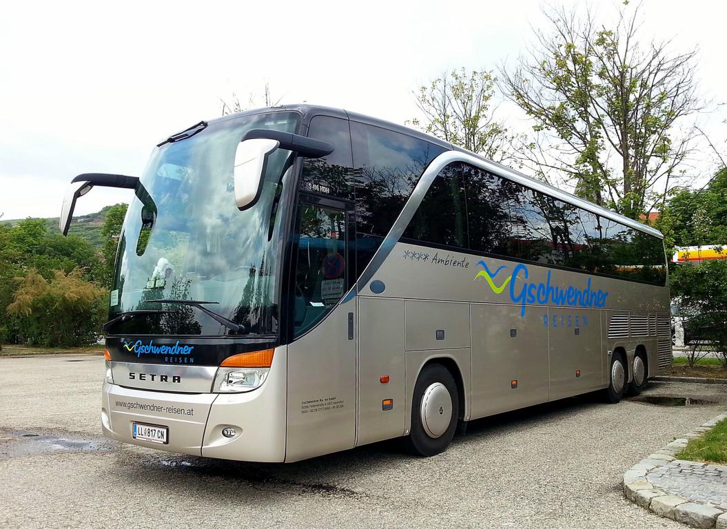 Setra 416 HDH mit  �ppiger Sonderausstattung  vom Reisebusunternehmer GSCHWEDNER aus Ober�sterreich in Krems.