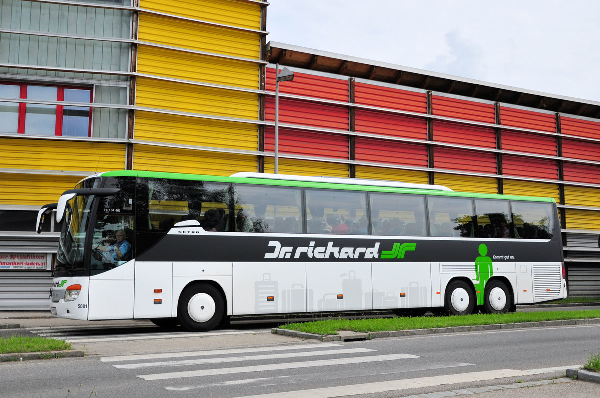 Setra 417 GT-HD von Dr. Richard Reisen aus Wien in Krems unterwegs.