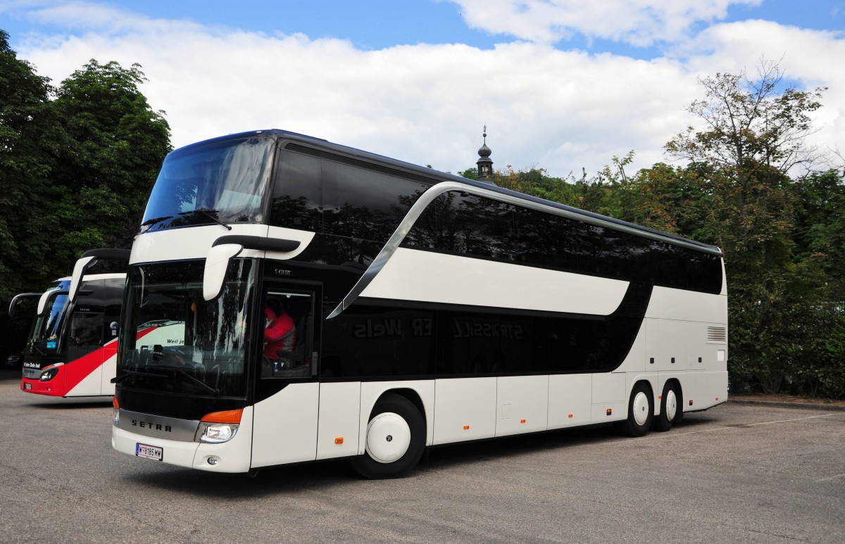 Setra 431 DT aus Wien im Juni 2015 in Krems gesehen.