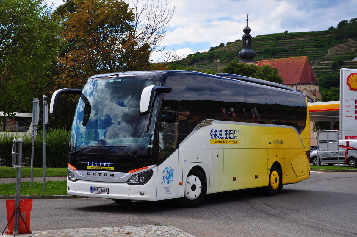 Setra 511 HD von Gruber Reisen aus �sterreich in Krems gesehen.