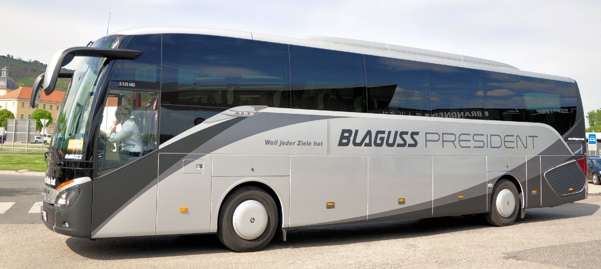 Setra 515 HD von Blaguss Reisen aus Wien in Krems gesehen.