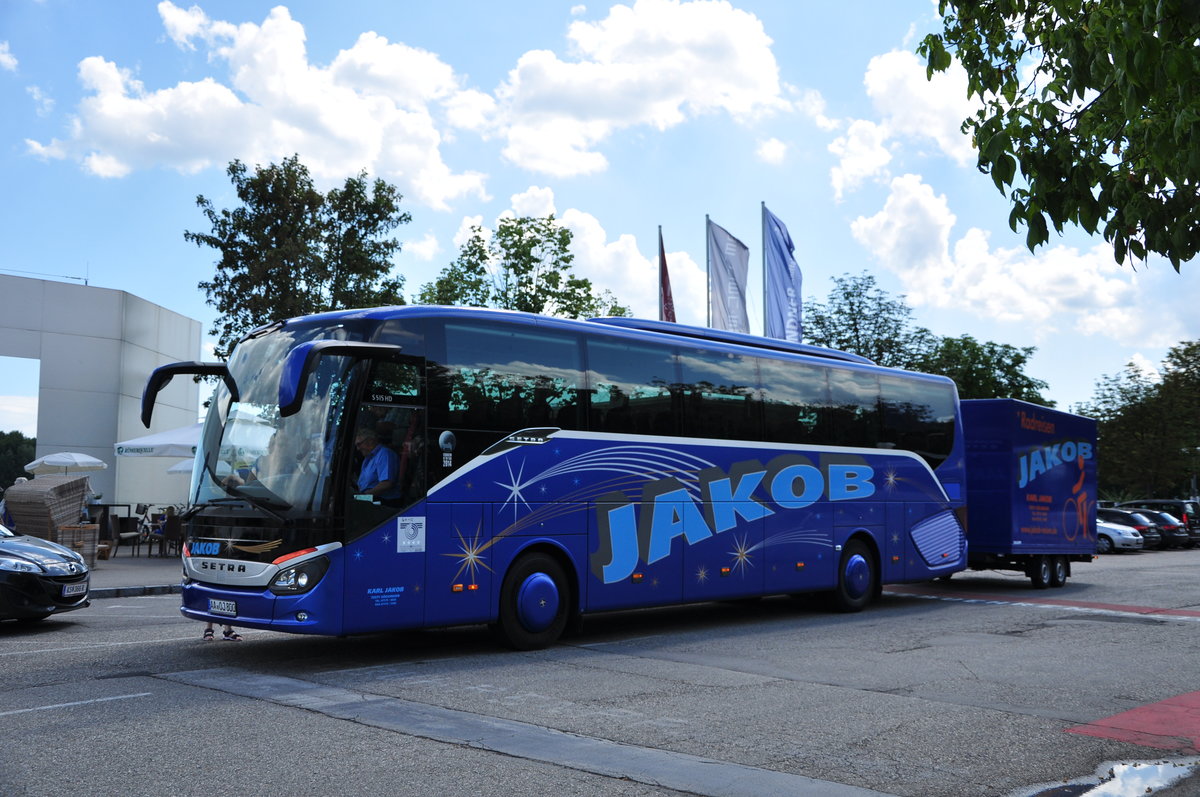 Setra 515 HD von Jakob Reisen aus der BRD mit Radanh�nger in Krems gesehen.