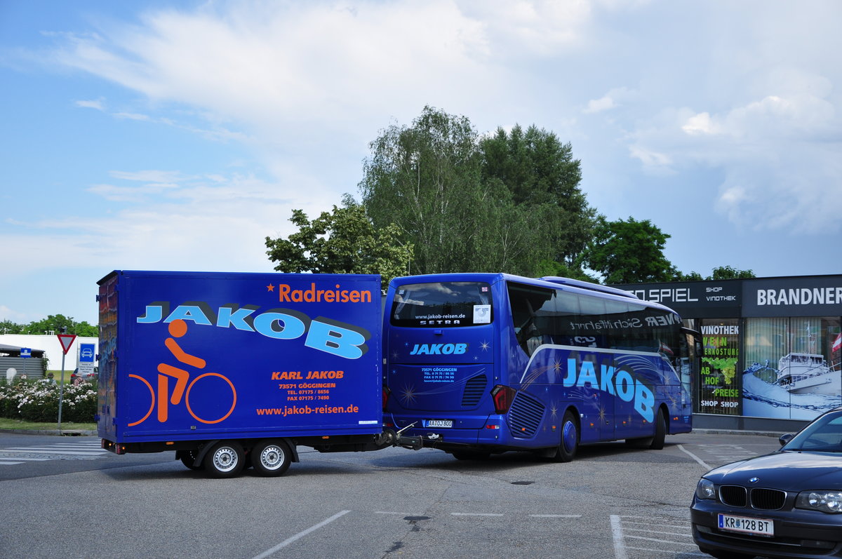 Setra 515 HD von Jakob Reisen aus der BRD mit Radanh�nger in Krems gesehen.