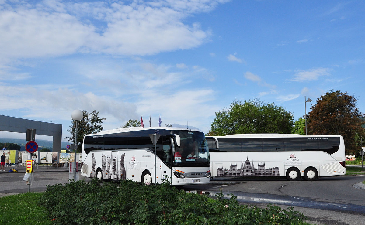 Setra 515 HD und rechts ein Setra 517 HD von  Wachaubus  Zw�lfer Reisen aus Nieder�sterreich hier in Krems.