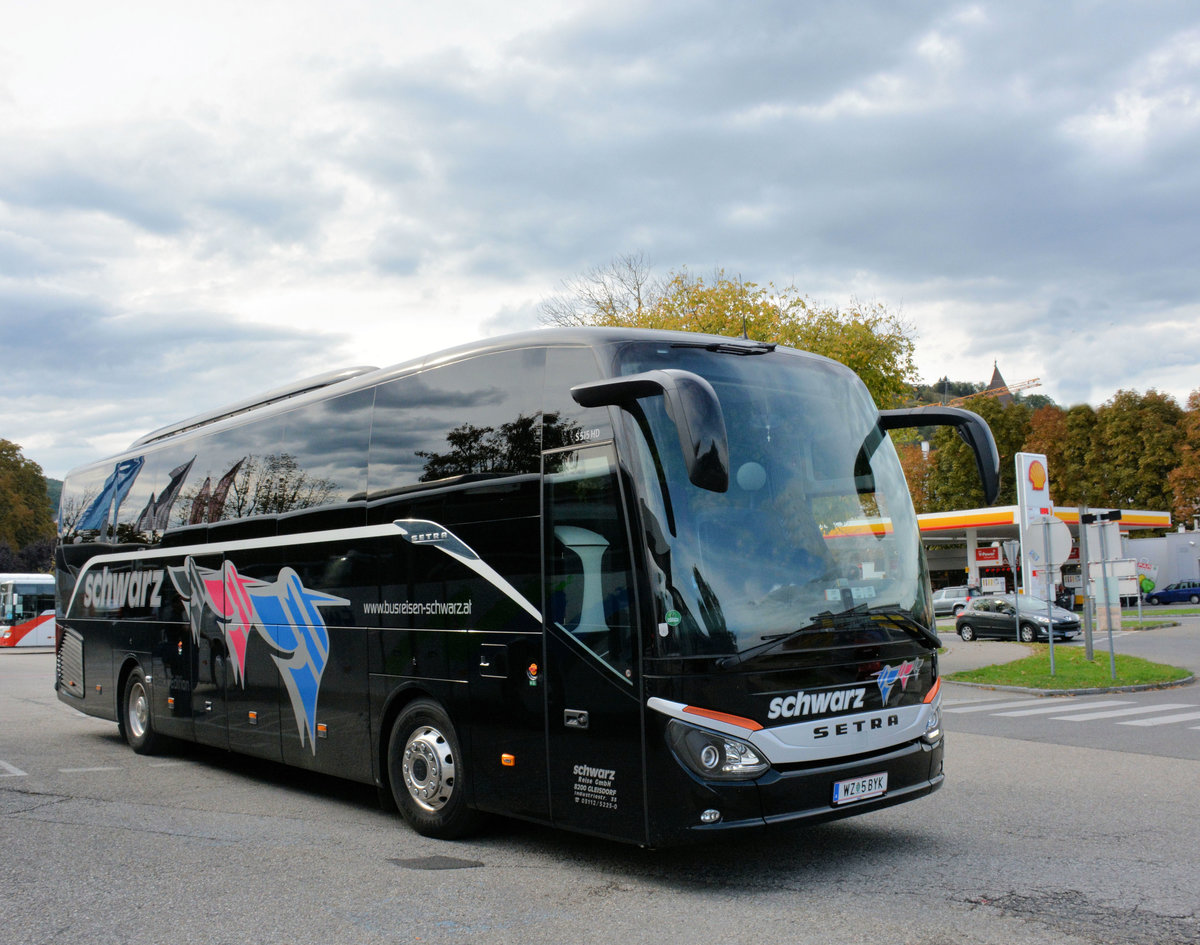 Setra 515 HD von Schwarz Reisen aus sterreich in Krems gesehen.