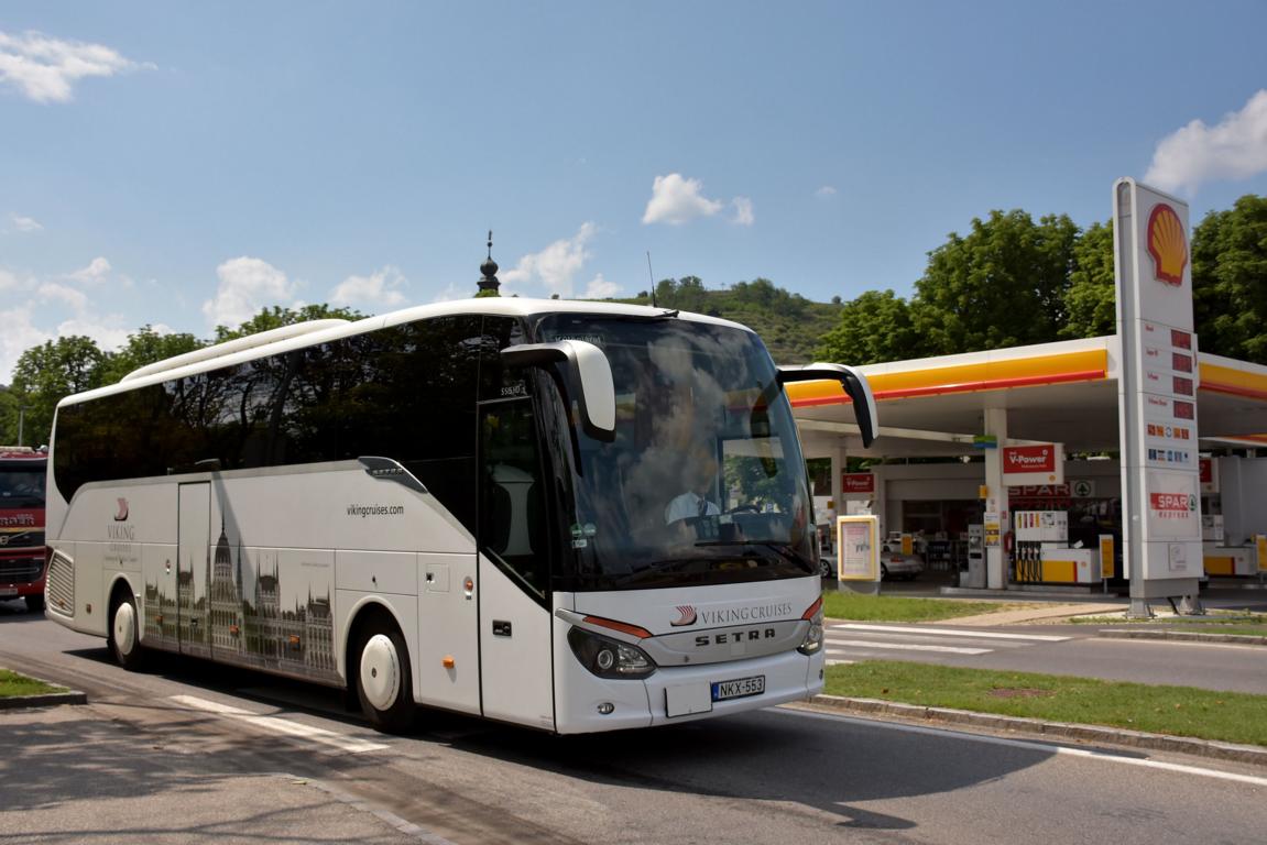 Setra 515 HD von Viking Cruises aus Ungarn 2018 in Krems.