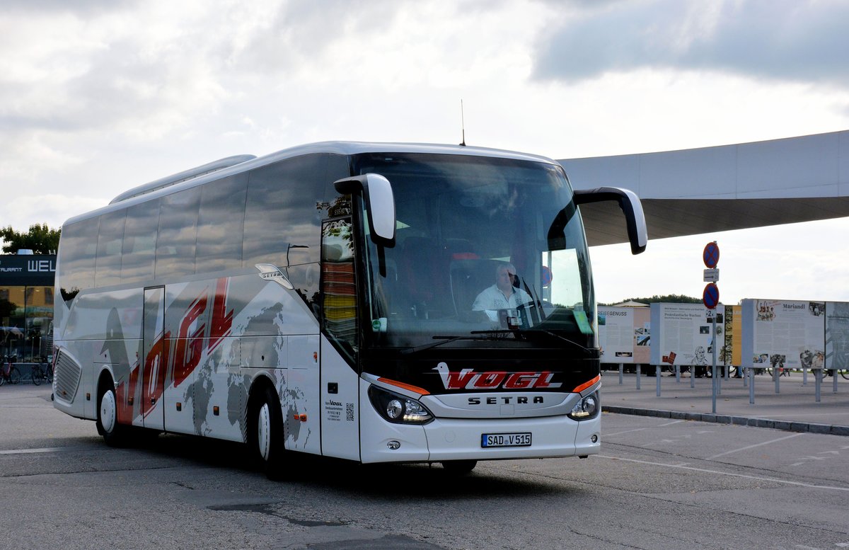 Setra 515 HD von Vogl Reisen aus der BRD in Krems gesehen.