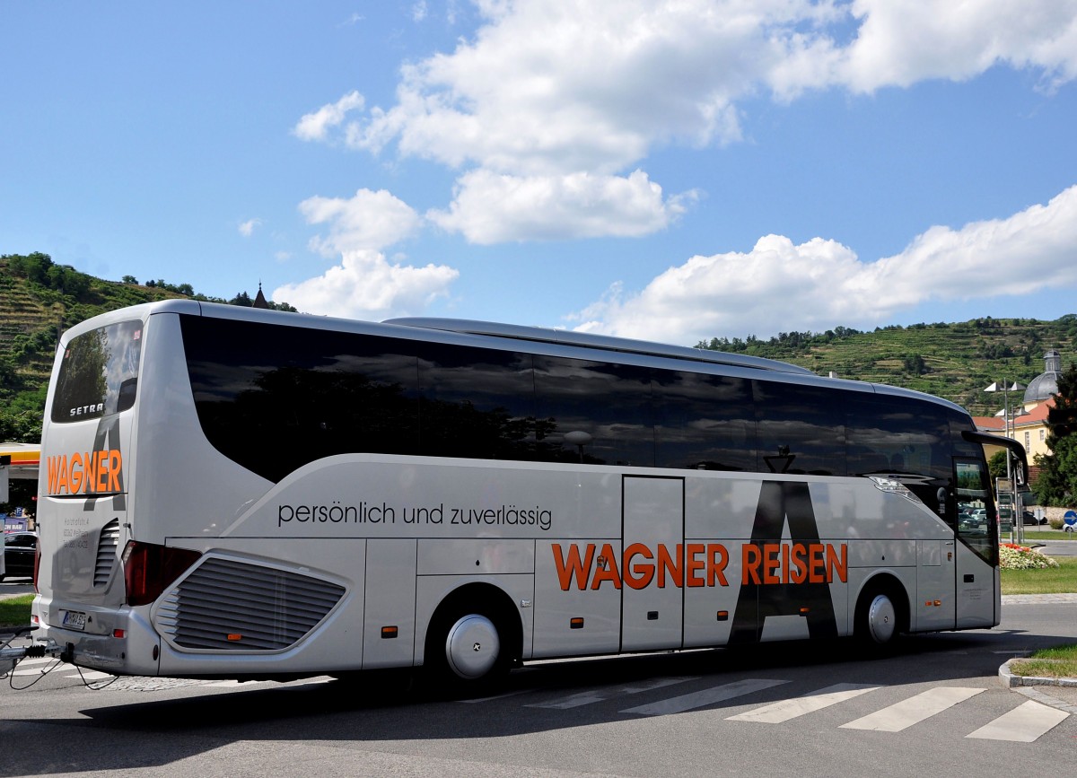 Setra 515 HD von Wagner Reisen aus der BRD (mit Radanhnger) im Juni 2015 in Krems gesehen.