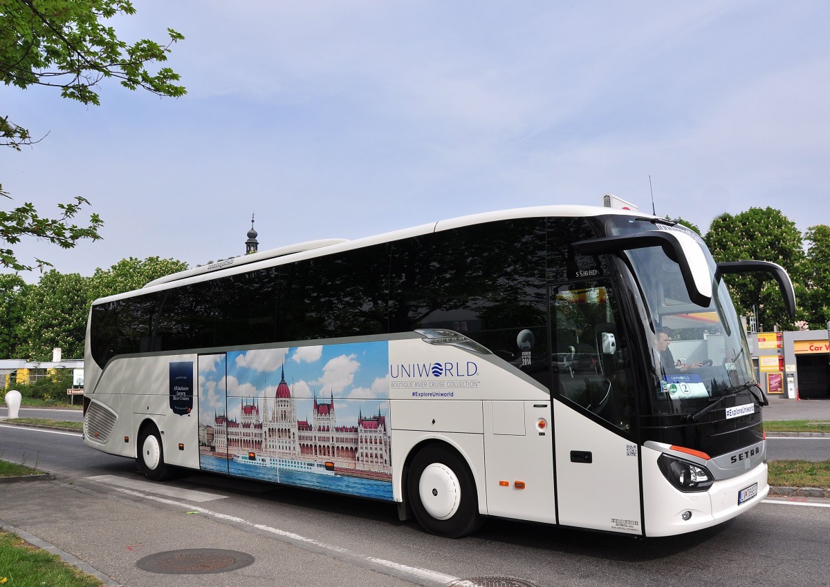 Setra 516 HD von Euroworld aus der SK am 30.4.2015 in Krems unterwegs.