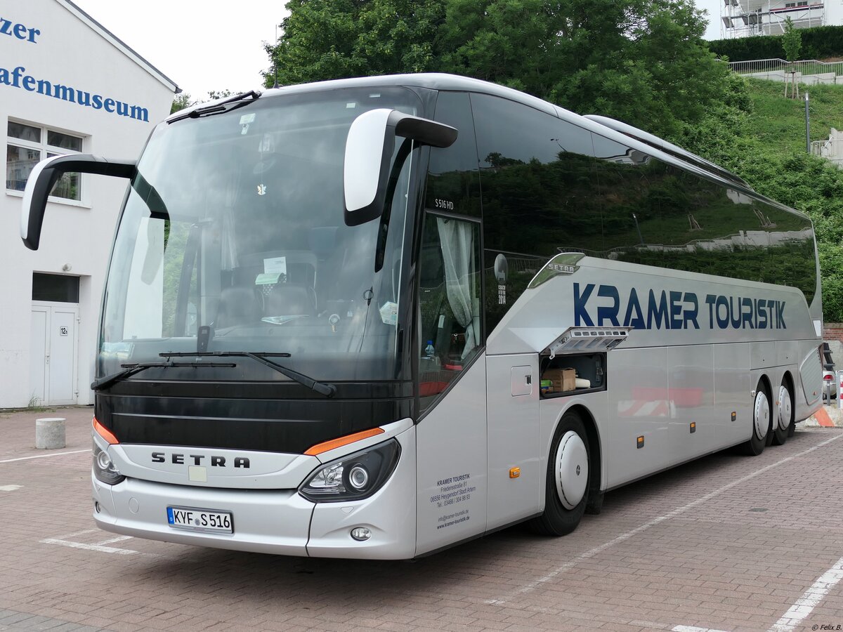 Setra 516 HD von Kramer Touristik aus Deutschland im Stadthafen Sassnitz. 