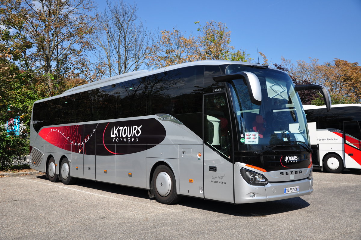 Setra 516 HD von LK Tours aus Frankreich in Krems gesehen.