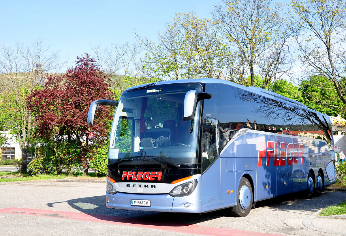 Setra 516 HD von Pfleger Reisen aus Niedersterreich in Krems gesehen.