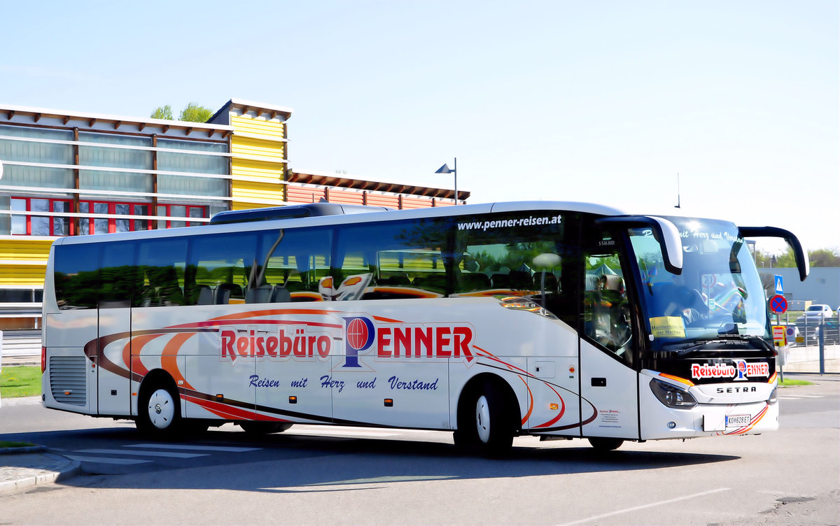 Setra 516 MD vom Reisebro Penner aus Niedersterreich in Krems gesehen.