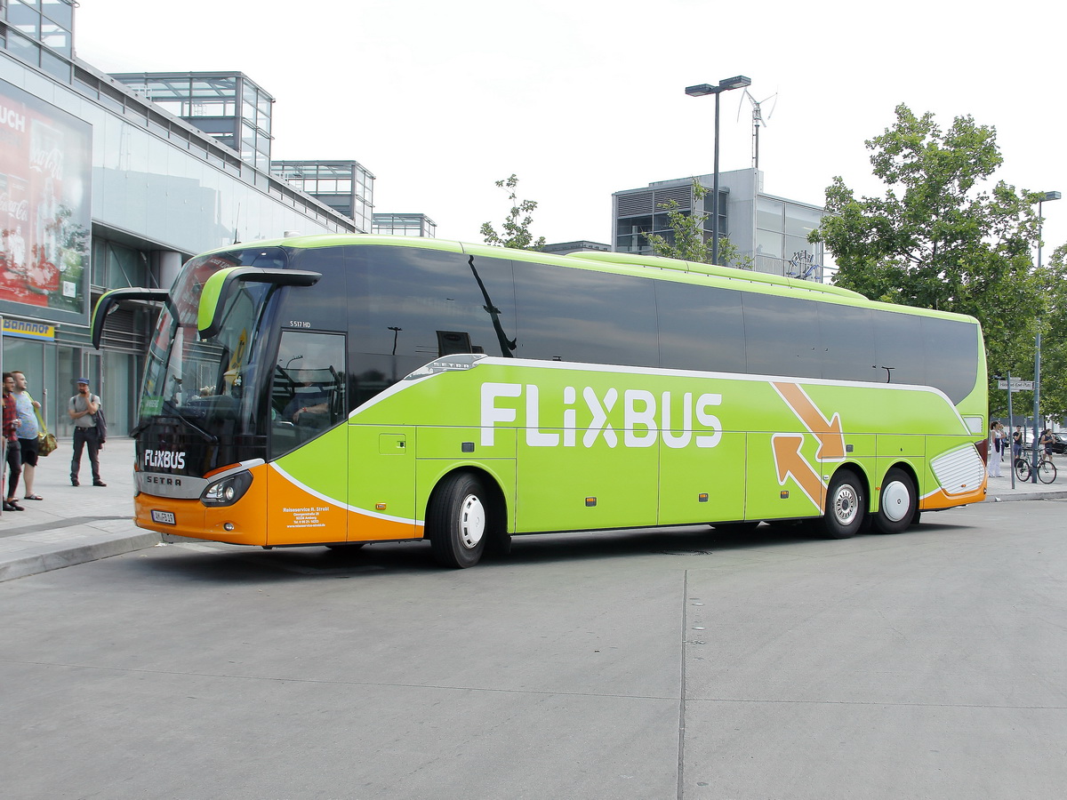 Setra 517 des Reiseservice Horst Strobl aus Amberg am 17. Juni 2018 am Bahnhof Berlin S�dkreuz.