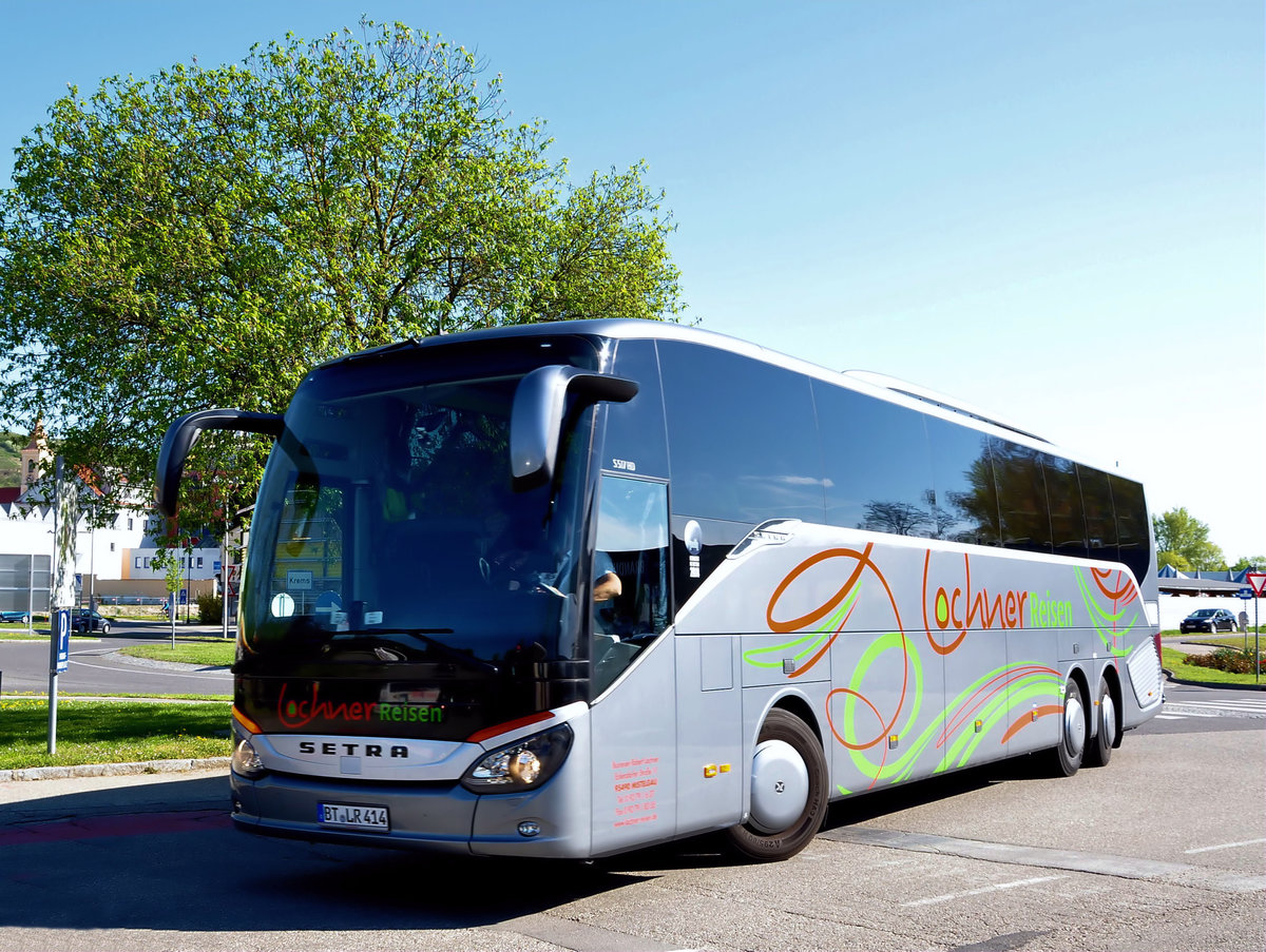 Setra 517 HD von Busreisen Robert Lochner aus der BRD in Krems gesehen.