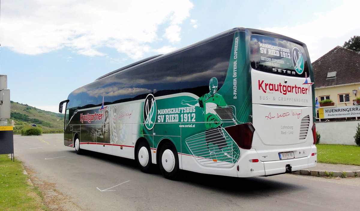 Setra 517 HD von Krautgartner Reisen aus Ried/Ober�sterreich in D�rnstein gesehen.Mannschaftsbus des SV Ried .