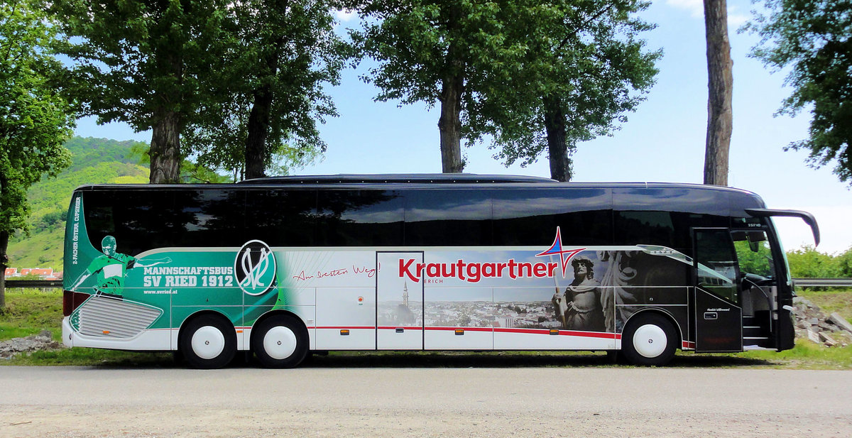 Setra 517 HD von Krautgartner Reisen aus Ried/Ober�sterreich in D�rnstein gesehen.Mannschaftsbus des SV Ried .