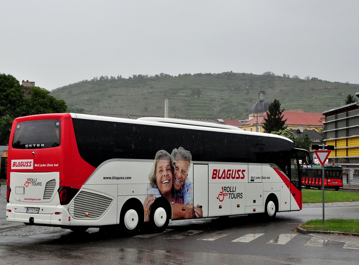 Setra 517 HD (Rolli Tours-Hydrauliklift f�r Rollstuhlfahrer)von Blaguss Reisen aus Wien am 20.5.2015 in Krems.