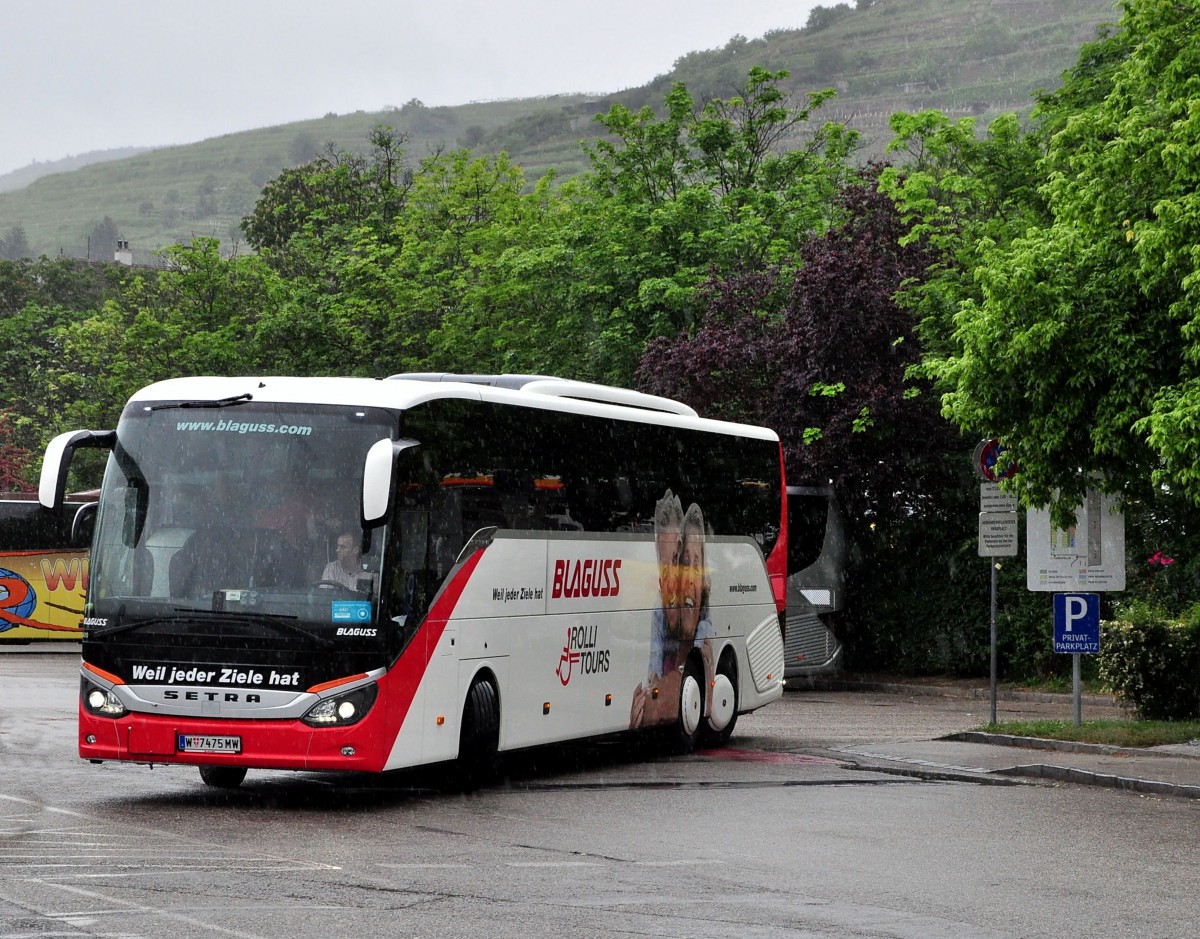 Setra 517 HD (Rolli Tours-Hydrauliklift f�r Rollstuhlfahrer)von Blaguss Reisen aus Wien am 20.5.2015 in Krems.