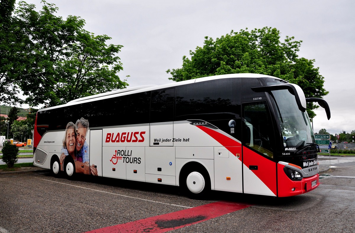Setra 517 HD (Rolli Tours-Hydrauliklift f�r Rollstuhlfahrer)von Blaguss Reisen aus Wien am 20.5.2015 in Krems.