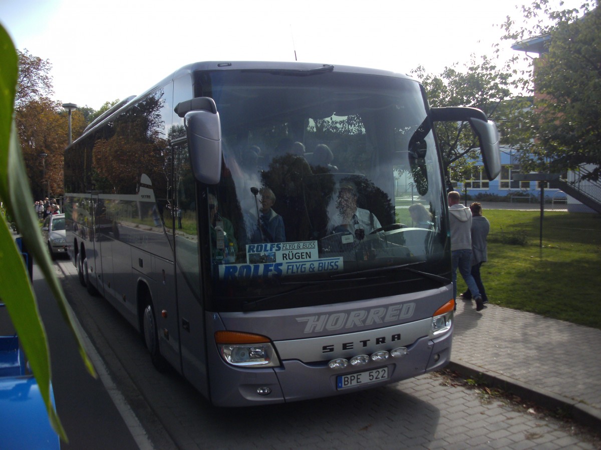 Setra von Horred musste den Erntefest umzug vorrang gewhren udn musste in die Bushaltestellenbucht Putbus, Neue Schule reinfahren am 21.9.13